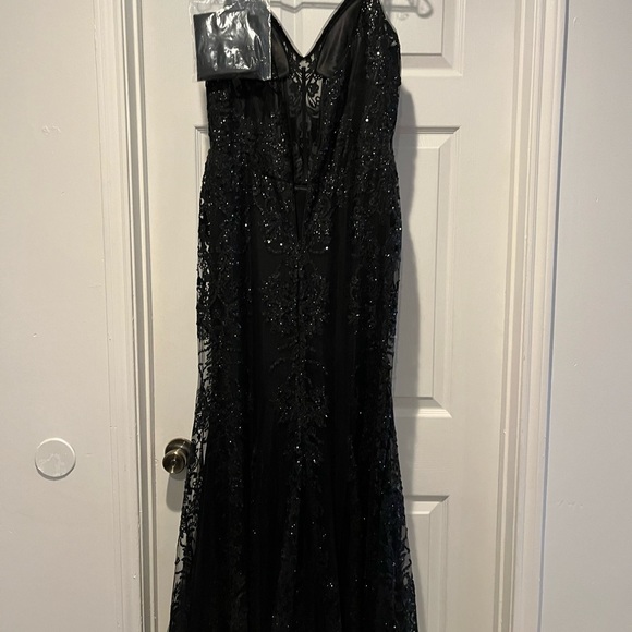 Dresses & Skirts - Elegant Black Sequin Gown